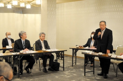 写真:意見交換会の冒頭であいさつする大光会長