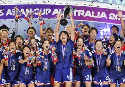 写真：２大会ぶり３度目の優勝を果たし大喜びの熊谷（中央）ら女子日本代表＝シドニー（共同）