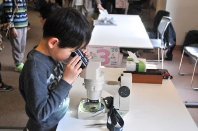 写真：顕微鏡で微小生物を観察する子ども