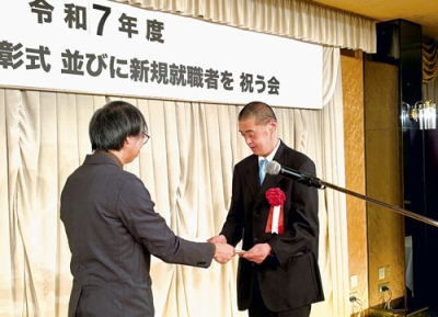 写真：大矢会長から永年勤続者表彰を受ける受賞者