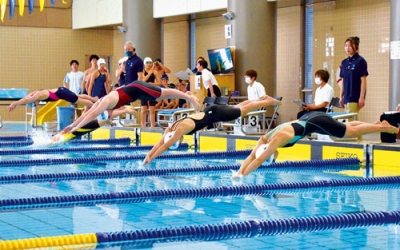 写真:好記録を狙いスタートする参加選手