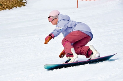 写真:今シーズン最後の雪滑りを楽しむ愛好家