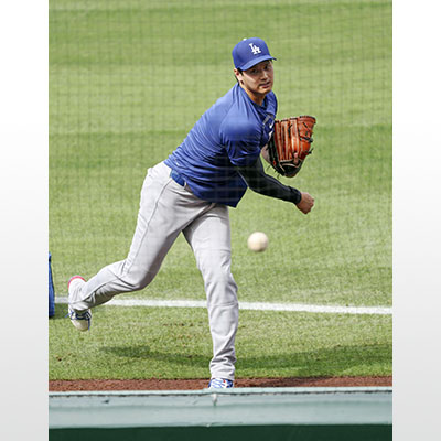 写真：試合前、練習するドジャース・大谷＝アナハイム（共同）