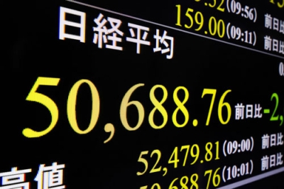 写真：５万１０００円を２カ月半ぶりに割り込んだ日経平均株価を示すボード＝２３日午前、東京・東新橋