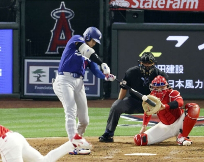 写真:エンゼルス戦の3回、3点二塁打を放つドジャース・大谷=アナハイム(共同)