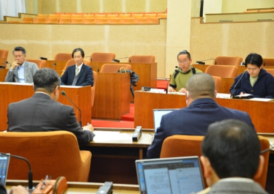 写真:温泉観光の課題について市議と意見交換する議会サポーター