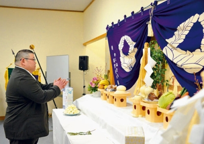 写真：祭壇に玉串をささげ調理技術の向上を祈願する渡辺会長