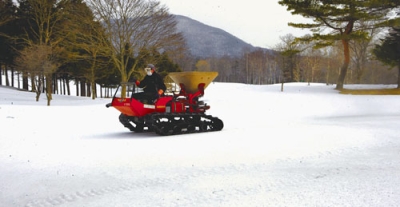 写真：融雪剤の散布が始まった登別カントリー倶楽部のコース