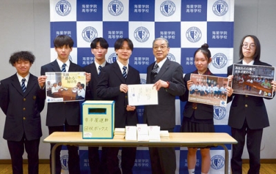 写真：室蘭ユネスコ協会へ書き損じはがきなどを寄付した海星学院高校生徒会メンバーら
