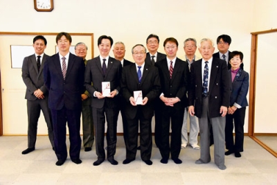 写真:日鋼労組から寄付を受けた協力会と蘭中地区連合町会関係者