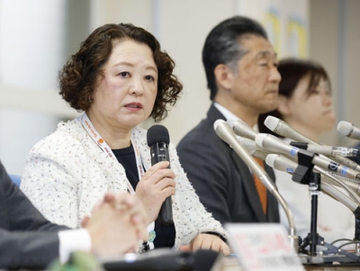 写真：記者会見する連合の芳野友子会長（左）＝２３日午後、東京都千代田区