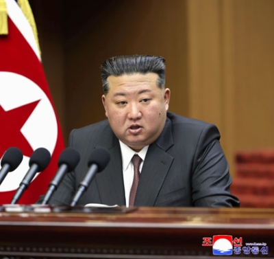 写真：北朝鮮で国会に当たる最高人民会議に臨む金正恩朝鮮労働党総書記＝２３日、平壌（朝鮮中央通信＝共同）