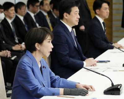 写真：中東情勢に関する関係閣僚会議で発言する高市首相（手前）＝２４日午前、首相官邸