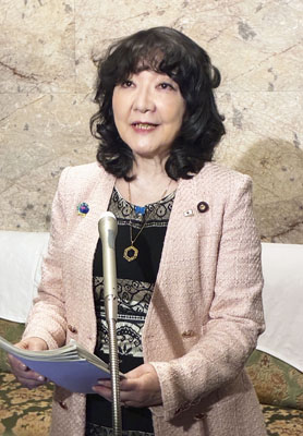 写真：閣議後に記者会見する片山財務相＝２４日午前、国会