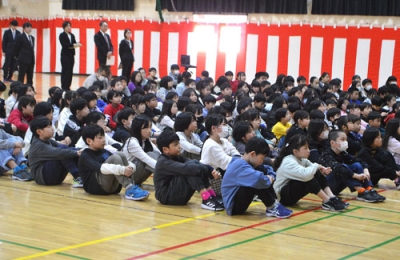 写真：１年の学びを振り返り気持ちを新たにした修了式