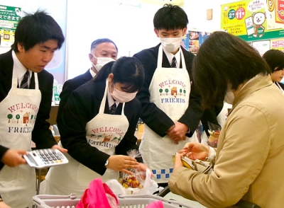 写真：販売学習に取り組む伊達高等養護学校の生徒（提供写真）