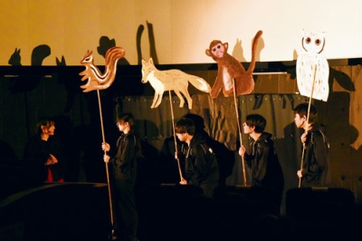 写真：プラネタリウムを舞台に上演する室蘭清水丘高演劇部員