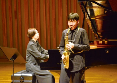 写真：目標の一つだったアルトサックスの演奏で曲の世界観を表現する小野さん