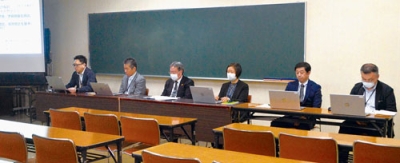 写真：小中学校の適正規模・配置について説明する市教委