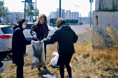 写真：ごみ拾いに取り組む参加者