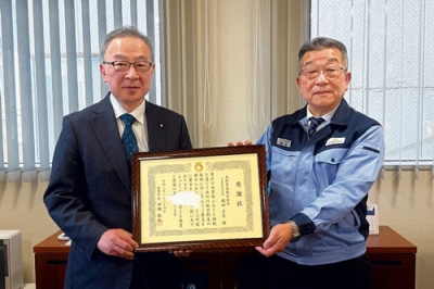 写真：大同電設からふるさと納税を受け、感謝状を贈った田鍋町長（左）