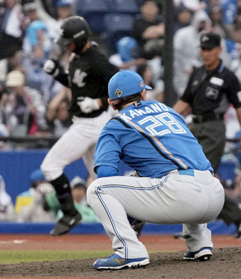 写真：９回、ロッテ・岡（左）にサヨナラ本塁打を浴び、しゃがみ込む日本ハム・河野＝ＺＯＺＯマリン