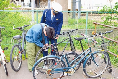 写真：自転車の利用者に「ツーロック」を促す室蘭署員