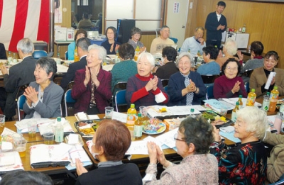 写真:幕西町会70周年の節目を祝う式典出席者ら