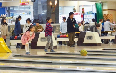 写真:幅広い世代が和気あいあいとプレーした母恋北町町会のボウリング大会