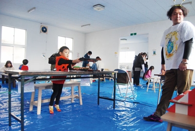 写真:「クルハウスまつり」で射的を楽しむ子ども