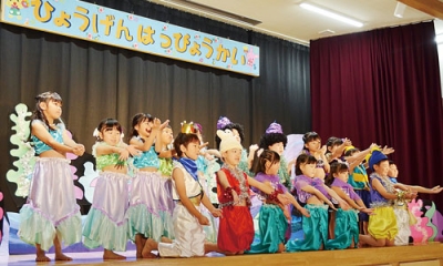 写真:「リトル・マーメイド」を演じる年長組の園児たち