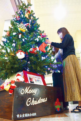 写真:市立室蘭総合病院の1階ロビーに設置されたクリスマスツリー