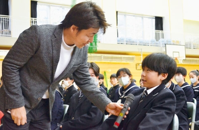 写真:田辺孝由樹社長(左)を講師に招いて行われたアントレプレナーシップを学ぶ授業