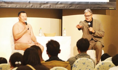 写真:地元についての話題で盛り上がる牧谷さんと安村さん(左)の講演会